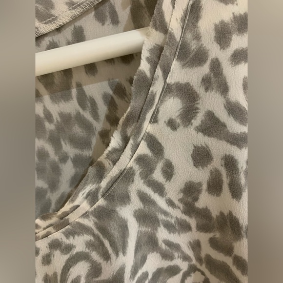 Joie 100% Silk Short Sleeve Blouse - Size XS. Neutral Animal/Leopard Print - Picture 3 of 8